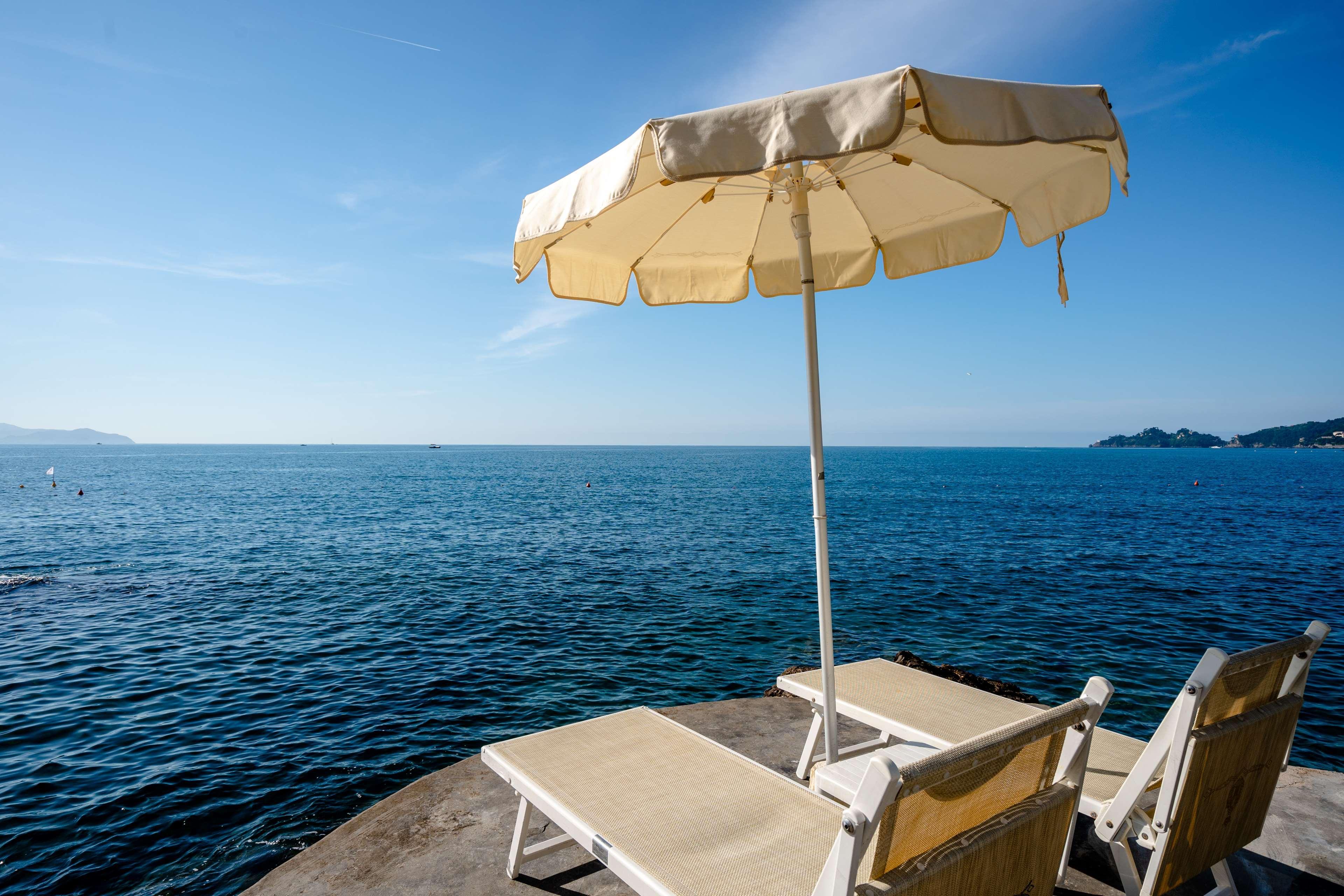 Excelsior Palace Portofino Coast Rapallo Luaran gambar A beach umbrella